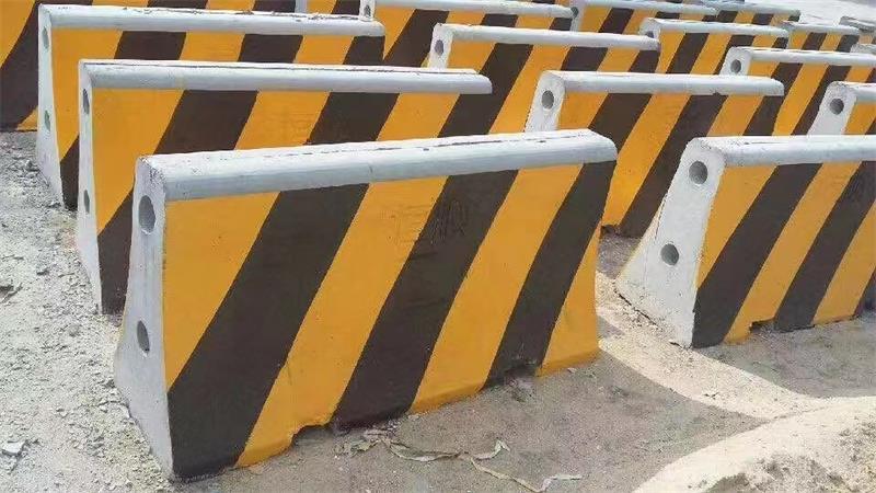 公路隔离墩